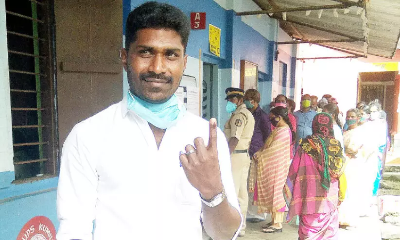 കോ​വി​ൽ​മ​ല രാ​ജാ​വ്​ വോ​ട്ട്​ ചെ​യ്​​ത​ത്​ 45 കി​ലോ​മീ​റ്റ​ർ യാ​ത്ര ചെ​യ്ത്