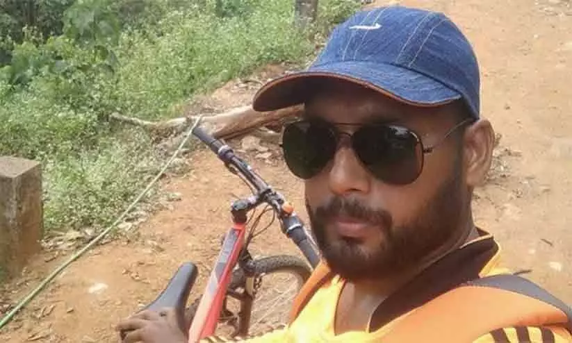 പ്രണയനൈരാശ്യം: യുവ ദമ്പതികളെ വീട്ടില് കയറി കുത്തി പരിക്കേല്പ്പിച്ച ശേഷം യുവാവ് ആത്മഹത്യ ചെയ്തു പ്രണയനൈരാശ്യം: യുവ ദമ്പതികളെ വീട്ടില് കയറി കുത്തി പരിക്കേല്പ്പിച്ച ശേഷം യുവാവ് ആത്മഹത്യ ചെയ്തു