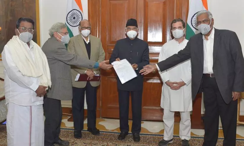 കർഷക വിരുദ്ധ നിയമങ്ങൾ പിൻവലിക്കണം; പ്രതിപക്ഷ നേതാക്കൾ രാഷ്ട്രപതിയെ കണ്ടു കർഷക വിരുദ്ധ നിയമങ്ങൾ പിൻവലിക്കണം; പ്രതിപക്ഷ നേതാക്കൾ രാഷ്ട്രപതിയെ കണ്ടു