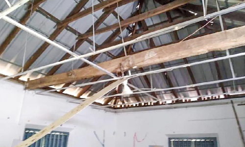 പോളിങ്ങ് ബൂത്തായി നിശ്ചയിച്ച സ്കൂളിലെ സീലിങ് തകർന്നുവീണു