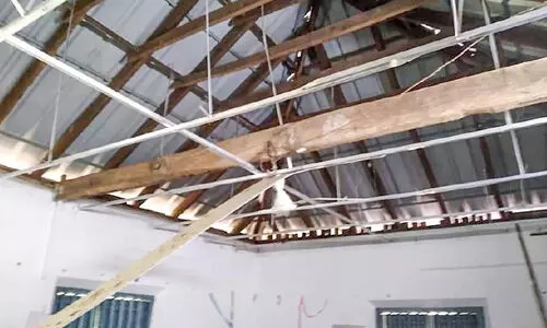 പോളിങ്ങ് ബൂത്തായി നിശ്ചയിച്ച സ്കൂളിലെ സീലിങ് തകർന്നുവീണു