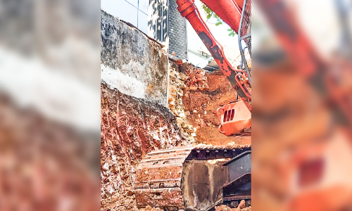 ​െതരഞ്ഞെടുപ്പ്​ തിരക്ക്​ മറയാക്കി മണ്ണെടുപ്പ്; വ്യാപാരികൾ തടഞ്ഞു