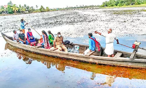 മുണ്ടാറിൽ ഇത്തവണയും പോളിങ് ഉദ്യോഗസ്ഥർ വള്ളത്തിൽ