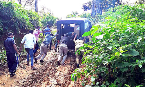 ഇടമലക്കുടിക്കാരെ വോട്ട്​ ചെയ്യിച്ച്​ പോളിങ്​ ഉദ്യോഗസ്ഥർ മലയിറങ്ങി