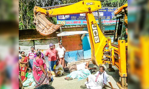 പ്രതിഷേധം ഫലം കണ്ടില്ല; അതിർത്തിയിലെ കടകൾ പൊളിച്ചുനീക്കി