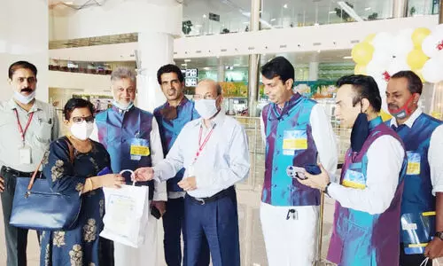 കിയാൽ: രണ്ടാം വാർഷികദിനത്തിൽ മധുരം നൽകി ആദ്യയാത്രക്കാരുടെ കൂട്ടായ്മ