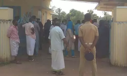 ആലുവയിൽ വോട്ടിങ് യന്ത്രം കേടായതിനാൽ വോട്ടെടുപ്പ് വൈകി