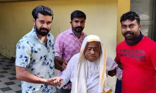 ഏഴര പതിറ്റാണ്ട്​ കാലവും ചൂണ്ടു വിരലിൽ മഷിപുരട്ടി; 96കാരി അയിഷ ബാവയുടെ വോട്ട് ഇത്തവണയും മുടങ്ങിയില്ല