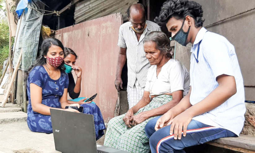 വോട്ടുയന്ത്രം പരിചയപ്പെടുത്തി വിദ്യാർഥികള് വോട്ടുയന്ത്രം പരിചയപ്പെടുത്തി വിദ്യാർഥികള്