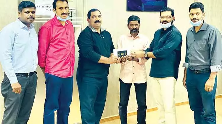 കൊ​ല്ലം സ്വ​ദേ​ശി​ക്ക്​ സ​ഹാ​യ​വു​മാ​യി പ്ര​തി​ഭ​യും കെ.​പി.​എ​യും