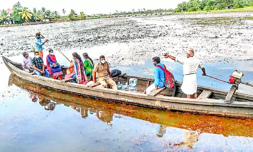 മുണ്ടാറിൽ ഇത്തവണയും പോളിങ് ഉദ്യോഗസ്ഥർ വള്ളത്തിൽ