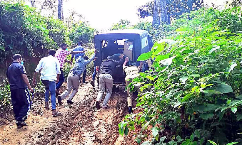 ഇടമലക്കുടിക്കാരെ വോട്ട്​ ചെയ്യിച്ച്​ പോളിങ്​ ഉദ്യോഗസ്ഥർ മലയിറങ്ങി