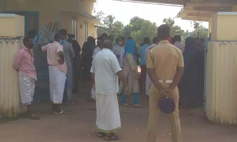 ആലുവയിൽ വോട്ടിങ് യന്ത്രം കേടായതിനാൽ വോട്ടെടുപ്പ് വൈകി