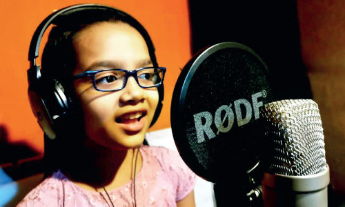 പ്ര​ചാ​ര​ണ പാ​ട്ടു​മാ​യി സ്ഥാ​നാ​ർ​ഥി​യു​ടെ കൊ​ച്ചു​മ​ക​ൾ