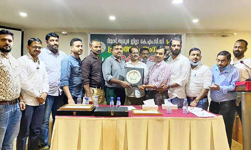 കബീർ വൈലത്തൂരിനെ തൃശൂർ കെ.എം.സി.സി ആദരിച്ചു