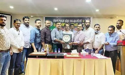 കബീർ വൈലത്തൂരിനെ തൃശൂർ കെ.എം.സി.സി ആദരിച്ചു