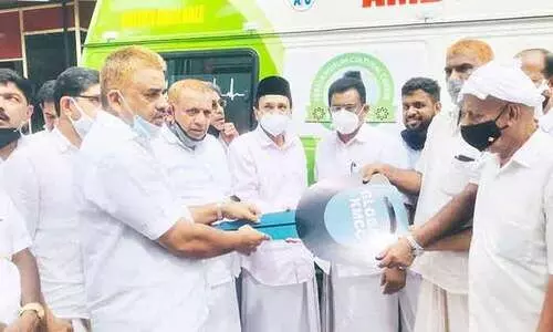 ഗ്ലോ​ബ​ൽ കെ.​എം.​സി.​സി പു​ല്ലാ​വൂ​ർ ആം​ബു​ല​ൻ​സ് നാ​ടി​ന് സ​മ​ർ​പ്പി​ച്ചു