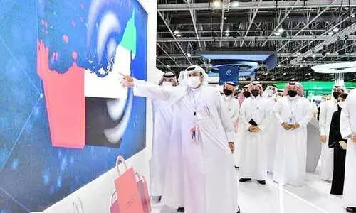 ടൂ​റി​സ്​​റ്റ്​ വി​സ​യി​ൽ ദു​ബൈ​യി​ൽ എ​ത്തു​ന്ന​വ​ർ​ക്ക്​ ഇ​നി ഡി​സ്​​കൗ​ണ്ട്​ കാ​ർ​ഡു​ക​ളും