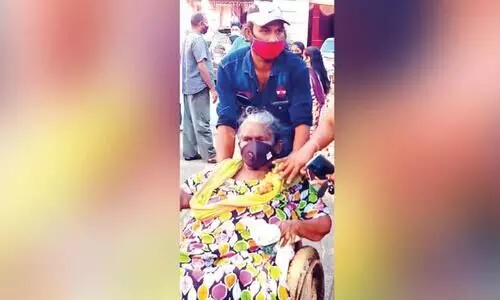 വാഹനം ലഭിച്ചില്ല, ച​ക്ര ക​സേ​ര കി​ലോ​മീ​റ്റ​റോ​ളം റോ​ഡി​ലൂ​ടെ ത​ള്ളി മ​ക​ന്‍ ഉ​മ്മ​യെ ബൂ​ത്തി​ലെ​ത്തി​ച്ചു