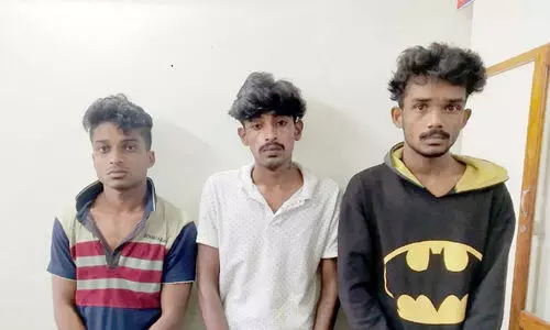 വാഹനപരിശോധന വെട്ടിച്ചുക​ടന്ന കൗമാരക്കാർ കഞ്ചാവുമായി ഓടിക്കയറിയത് പൊലീസ്​ സ്​റ്റേഷനിൽ