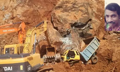 ക്വാറിയിൽ ടിപ്പറിനുമുകളിൽ മണ്ണിടിഞ്ഞ് ഡ്രൈവർ മരിച്ചു ക്വാറിയിൽ ടിപ്പറിനുമുകളിൽ മണ്ണിടിഞ്ഞ് ഡ്രൈവർ മരിച്ചു