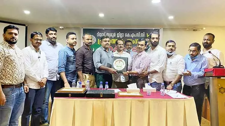 കബീർ വൈലത്തൂരിനെ തൃശൂർ കെ.എം.സി.സി ആദരിച്ചു കബീർ വൈലത്തൂരിനെ തൃശൂർ കെ.എം.സി.സി ആദരിച്ചു