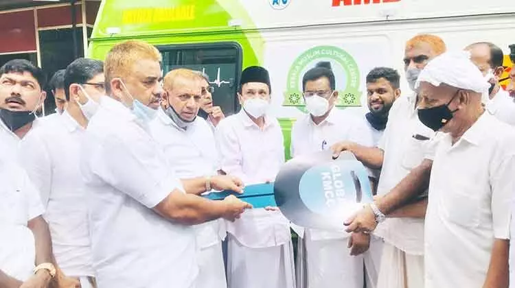 ഗ്ലോബൽ കെ.എം.സി.സി പുല്ലാവൂർ ആംബുലൻസ് നാടിന് സമർപ്പിച്ചു ഗ്ലോബൽ കെ.എം.സി.സി പുല്ലാവൂർ ആംബുലൻസ് നാടിന് സമർപ്പിച്ചു