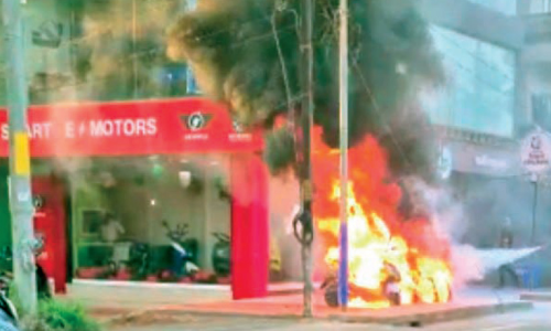 ഷോ​റൂ​മി​ൽ നി​ർ​ത്തി​യി​ട്ട ബൈ​ക്കു​ക​ൾ ക​ത്തിന​ശി​ച്ചു