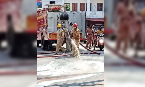 റോഡിൽ വീണ എൻജിൻ ഓയിലിൽ തെന്നി നിരവധി വാഹനങ്ങൾ അപകടത്തിൽപെട്ടു