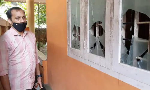 പോസ്​റ്ററുകൾ നീക്കിയതിനെ ചൊല്ലി തർക്കം; വീടി​െൻറ ജനൽച്ചില്ലുകൾ തകർത്തു