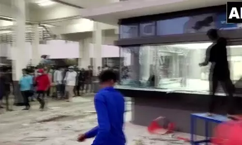 ശമ്പളമില്ല; ഐ ഫോൺ ഫാക്​ടറിയിൽ ജീവനക്കാരുടെ അക്രമം, 80 പേർ അറസ്​റ്റിൽ