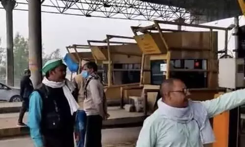 ടോൾബൂത്തുകൾ പിടിച്ചെടുത്ത്​ കർഷകർ; പണമീടാക്കാതെ വാഹനങ്ങൾ കടത്തിവിട്ടു