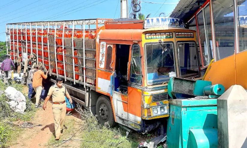 ഗ്യാസ് സിലിണ്ടർ കയറ്റിവന്ന ലോറി കടയിലേക്ക് ഇടിച്ചുകയറി