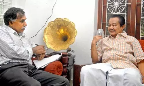 ദേ​​ശ​​ത്തി​​ലേ​​ക്ക്​ വേ​​രു​​ക​​ളാ​​ഴ്​​​ത്തി​​യ എ​​ഴു​​ത്തു​​കാ​​ര​​ൻ