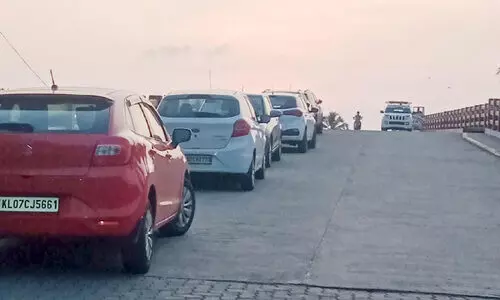 കാറുകൾ പാർക്ക്​ ചെയ്യാനൊരു പാലം