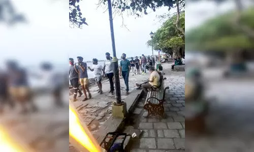 മാലിന്യം നീക്കി; ഫോർട്ട്കൊച്ചി കടപ്പുറത്തേക്ക് സഞ്ചാരികൾ എത്തി മാലിന്യം നീക്കി; ഫോർട്ട്കൊച്ചി കടപ്പുറത്തേക്ക് സഞ്ചാരികൾ എത്തി