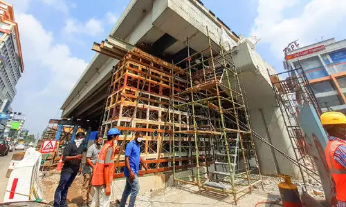 പാലാരിവട്ടം പാലം സെൻട്രൽ സ്​പാൻ ഉയർത്തി; പിയർക്യാപ്പുകൾ മുറിച്ചു​ നീക്കിത്തുടങ്ങി