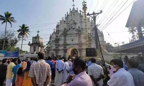 ചർച്ചുകളിലേക്ക്​ യാക്കോബായ വിശ്വാസികൾ; പൊലീസ്​ തടഞ്ഞു, സംഘർഷം