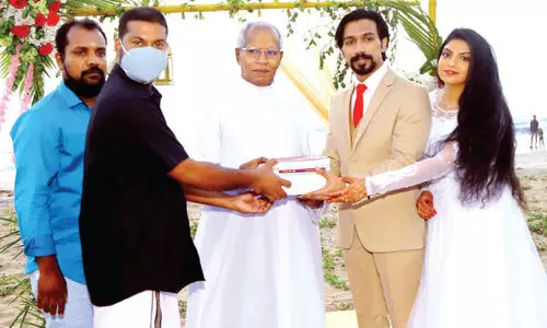 പുസ്തകങ്ങൾ നൽകി നവദമ്പതികൾ
