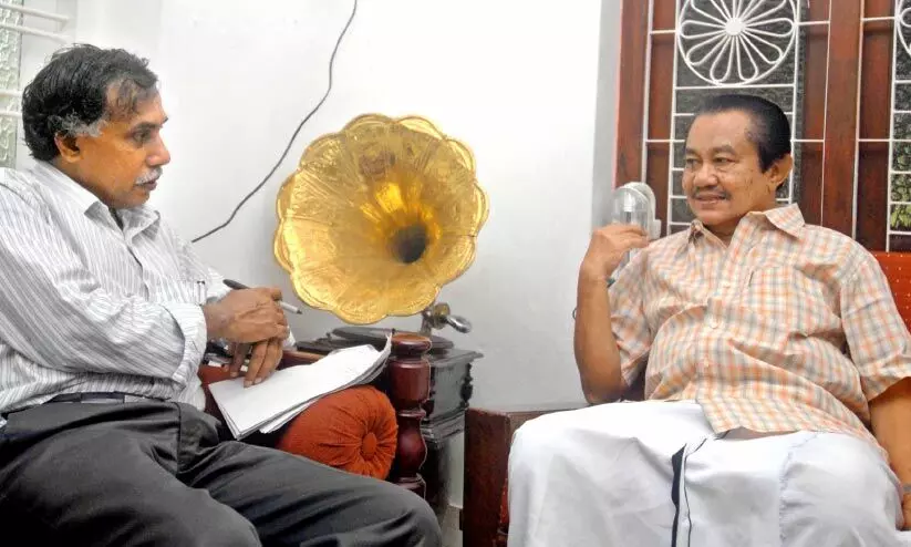 ദേശത്തിലേക്ക് വേരുകളാഴ്ത്തിയ എഴുത്തുകാരൻ ദേശത്തിലേക്ക് വേരുകളാഴ്ത്തിയ എഴുത്തുകാരൻ