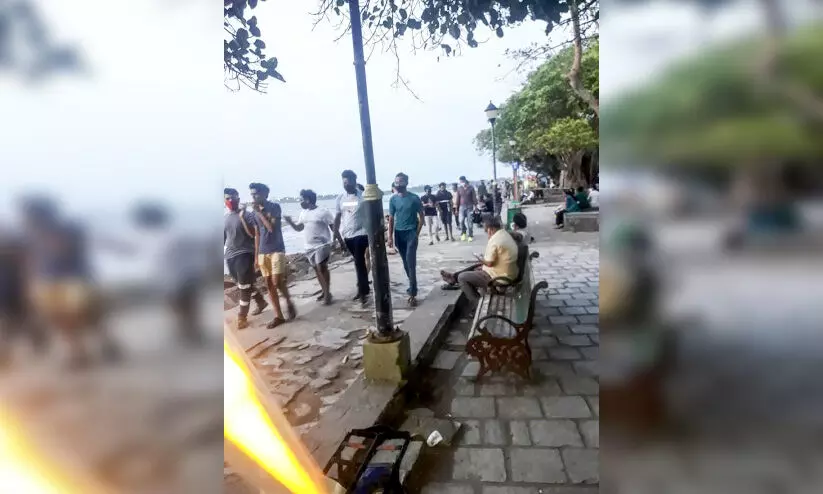 മാലിന്യം നീക്കി; ഫോർട്ട്കൊച്ചി കടപ്പുറത്തേക്ക്​ സഞ്ചാരികൾ എത്തി