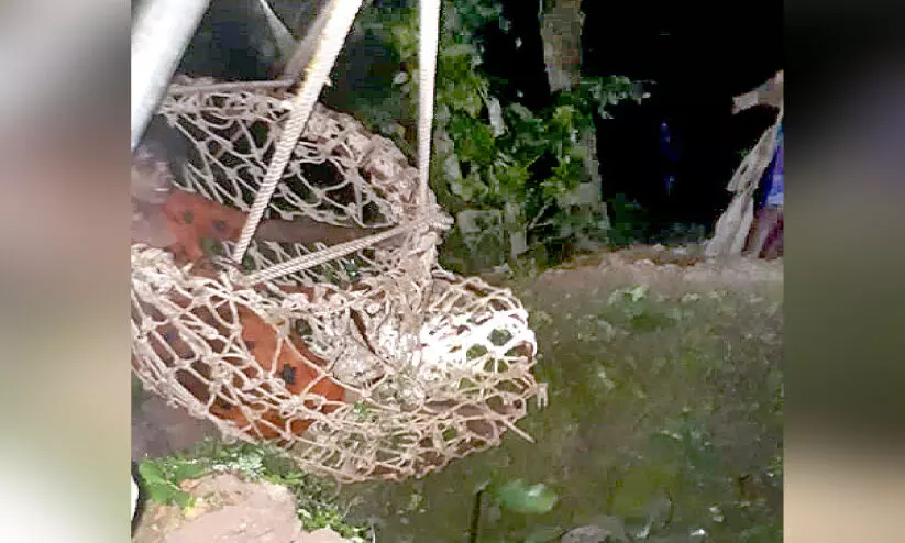 കിണറ്റിലകപ്പെട്ട വീട്ടമ്മയെ അഗ്നിശമനസേന രക്ഷിച്ചു കിണറ്റിലകപ്പെട്ട വീട്ടമ്മയെ അഗ്നിശമനസേന രക്ഷിച്ചു