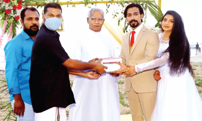 പുസ്തകങ്ങൾ നൽകി നവദമ്പതികൾ പുസ്തകങ്ങൾ നൽകി നവദമ്പതികൾ
