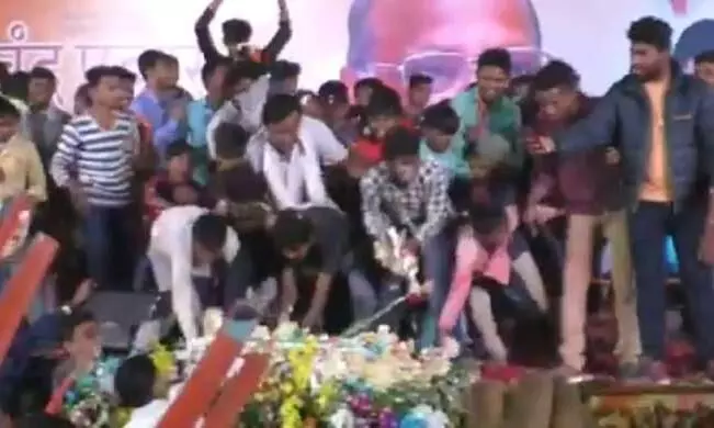 Guests go berserk for cake at Sharad Pawar’s 80th birthday party