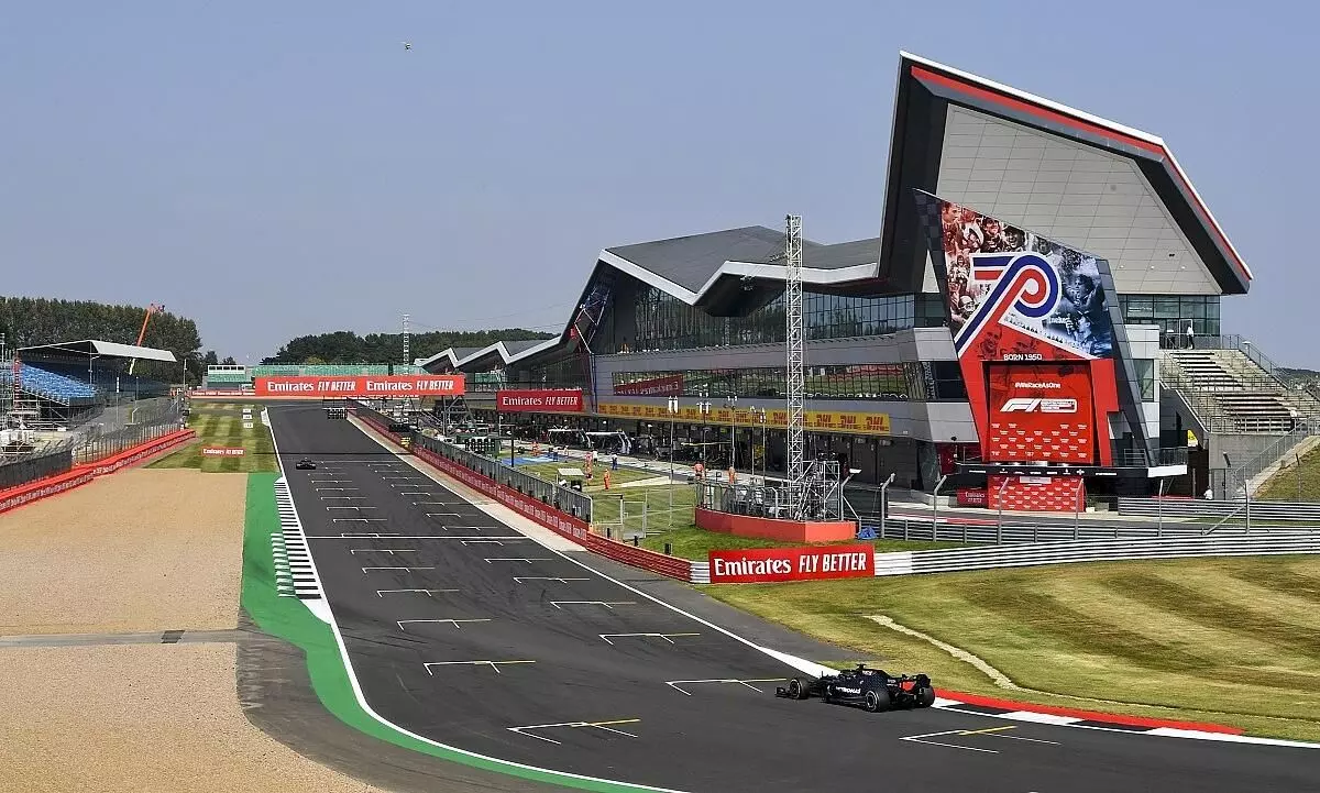 അപൂർവ്വ നേട്ടവുമായി ലൂയിസ് ഹാമിൾട്ടൻ; സിൽവർസ്റ്റോൺ സർക്യൂട്ടിന് ഇനി ചാംപ്യൻ ഡ്രൈവറുടെ പേര് അപൂർവ്വ നേട്ടവുമായി ലൂയിസ് ഹാമിൾട്ടൻ; സിൽവർസ്റ്റോൺ സർക്യൂട്ടിന് ഇനി ചാംപ്യൻ ഡ്രൈവറുടെ പേര്