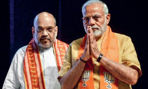 പുര കത്തുമ്പോൾ വാഴവെട്ടുന്നവർ