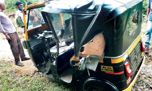 കാട്ടാന ഓട്ടോ തകര്‍ത്തു; തലനാരിഴക്ക് രക്ഷപ്പെട്ട ആശ്വാസത്തിൽ ബിജു