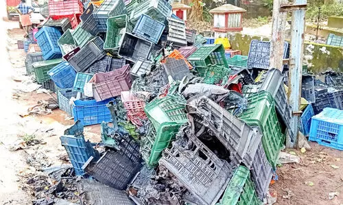 ഓടിക്കൊണ്ടിരുന്ന ലോറിയിൽനിന്ന് തീ പടർന്നത് പരിഭ്രാന്തി പരത്തി