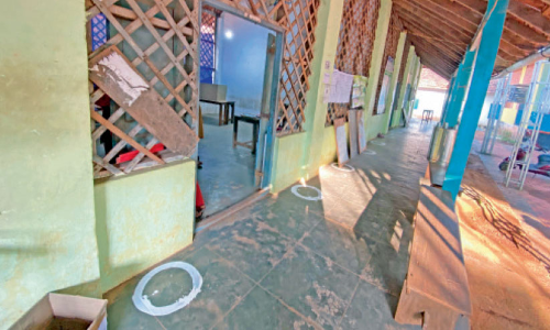 സാമൂഹിക അകലം പാലിക്കാതെ ബൂത്തുകൾ ക്രമീകരിച്ചതായി ആക്ഷേപം