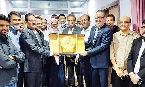 സാ​ലി​ഹ് ബാ​ത്ത​ക്ക്‌ എം.​ഇ.​എ​സ് കു​വൈ​ത്ത് യാ​ത്ര​യ​യ​പ്പ് ന​ല്‍കി